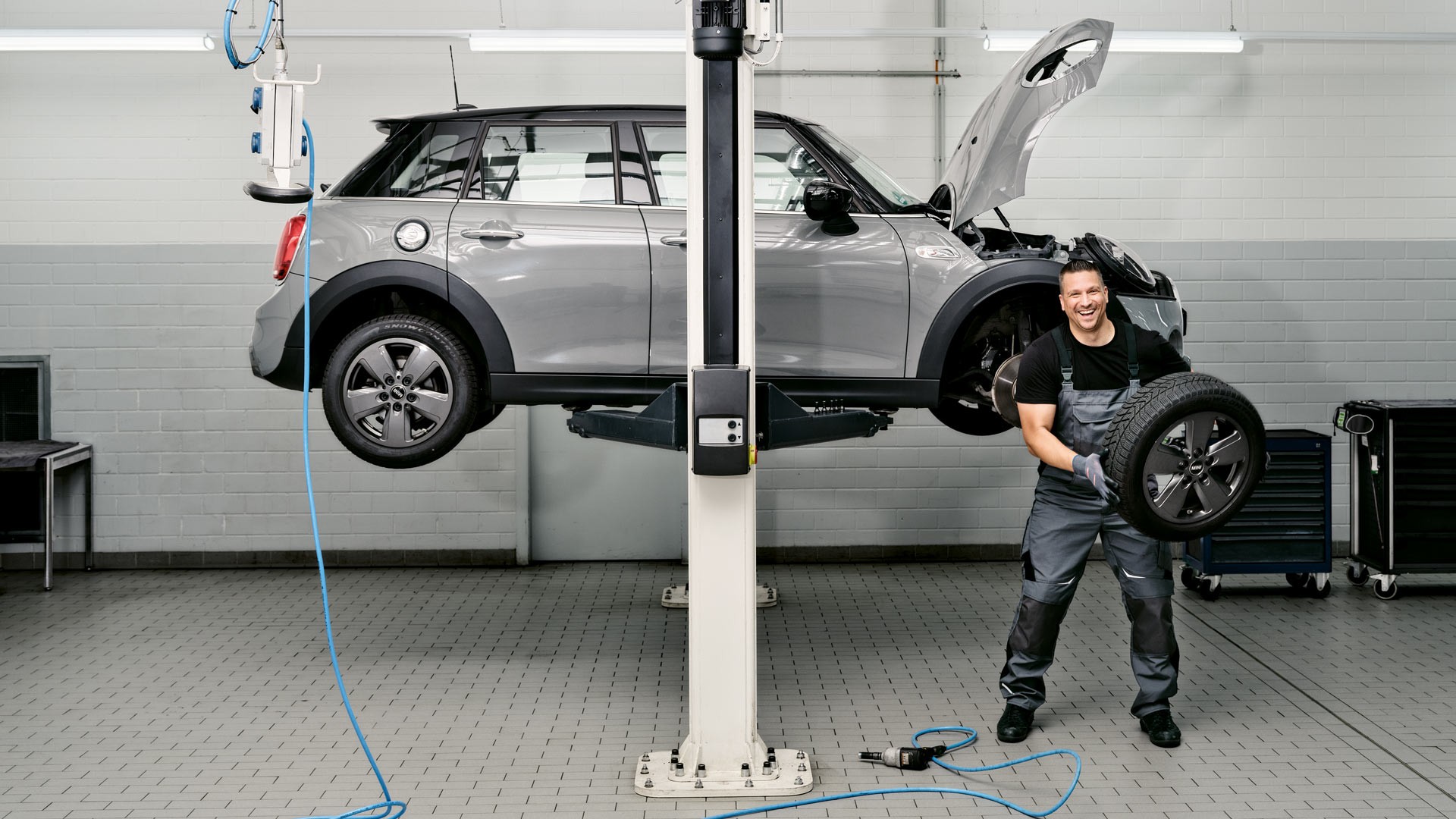 MINI Original-Reparaturservices - Radwechsel in der MINI Karosseriewerkstatt und Lackiererei